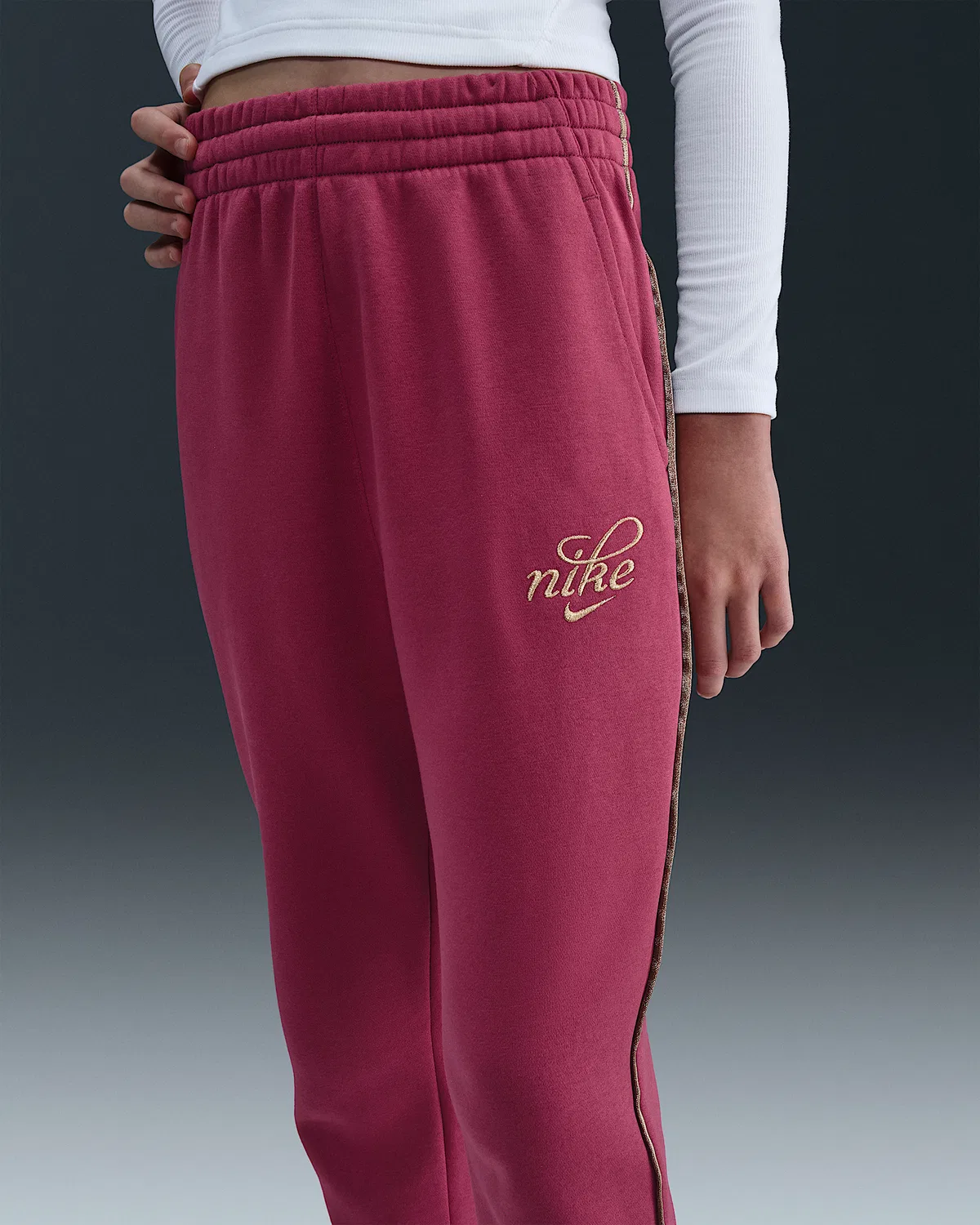 Детские (для девочек) свободные джоггеры Nike Sportswear Club Fleece, Sweet Beet/Metallic Gold — фото 2