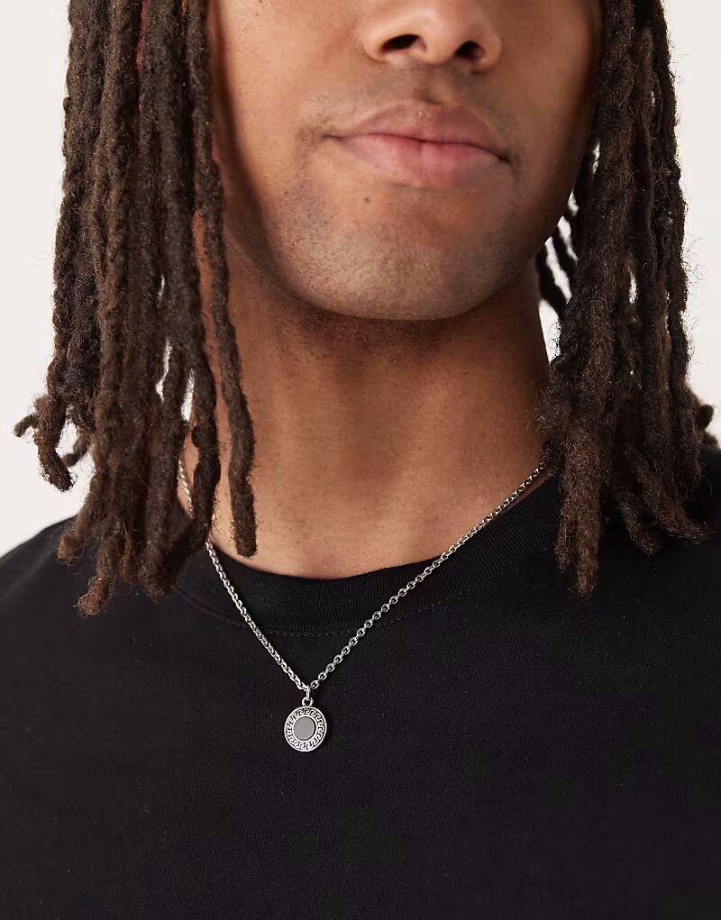 

Водонепроницаемый кулон с греческими волнами из нержавеющей стали и полудрагоценным черным агатом в серебре Asos Design