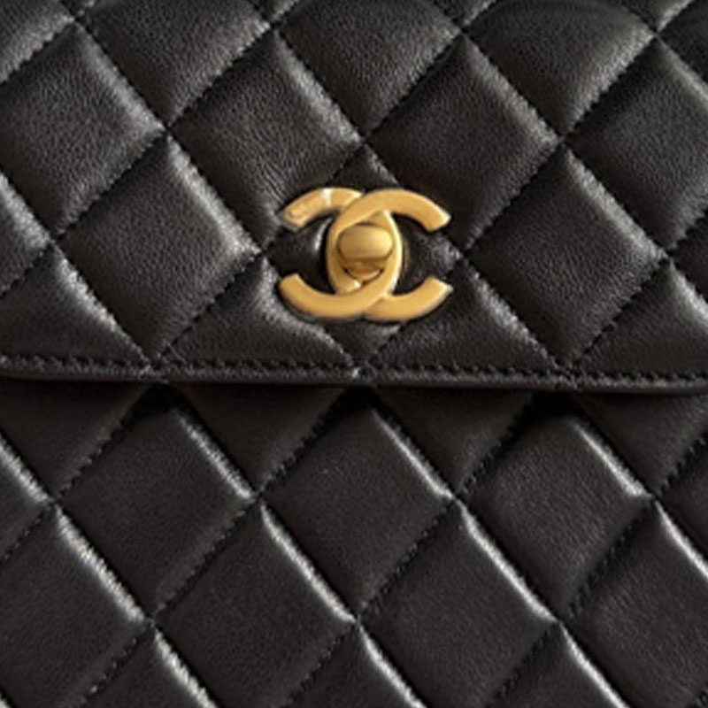 CHANEL Миниатюрная квадратная сумка-клатч из овчины — фото 3