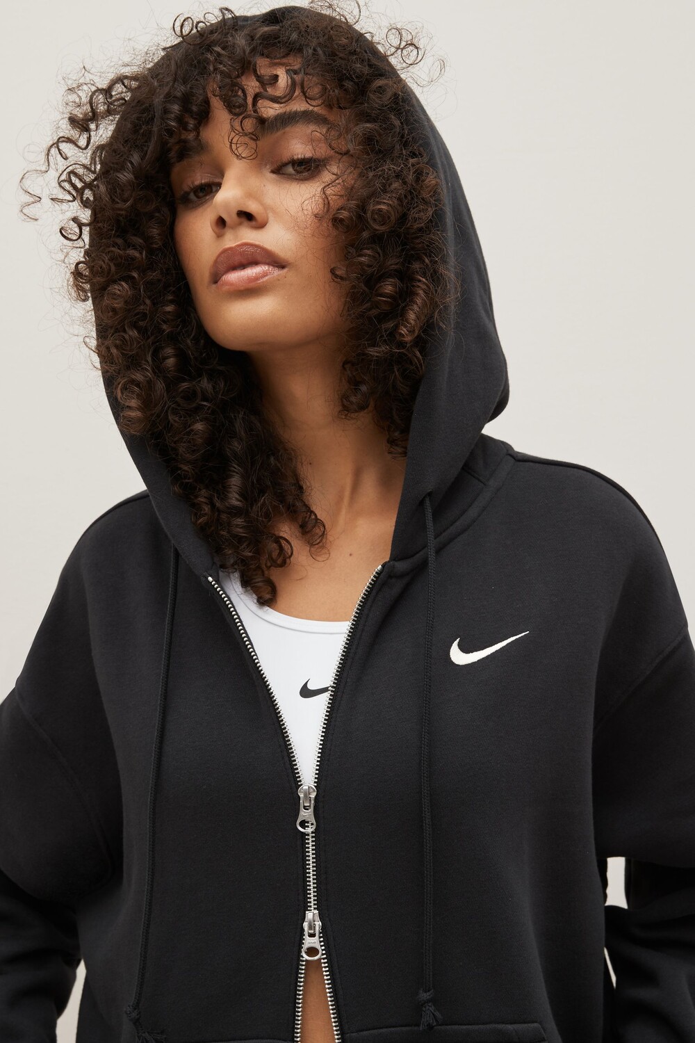 Толстовка с небольшим логотипом и застежкой-молнией Nike, черный — фото 4