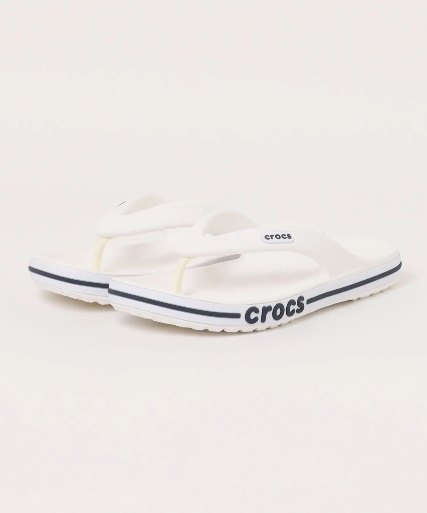 Универсальные сандалии-слипы из легкого материала Crocs BAYABAND FLIP белые с темно-синим