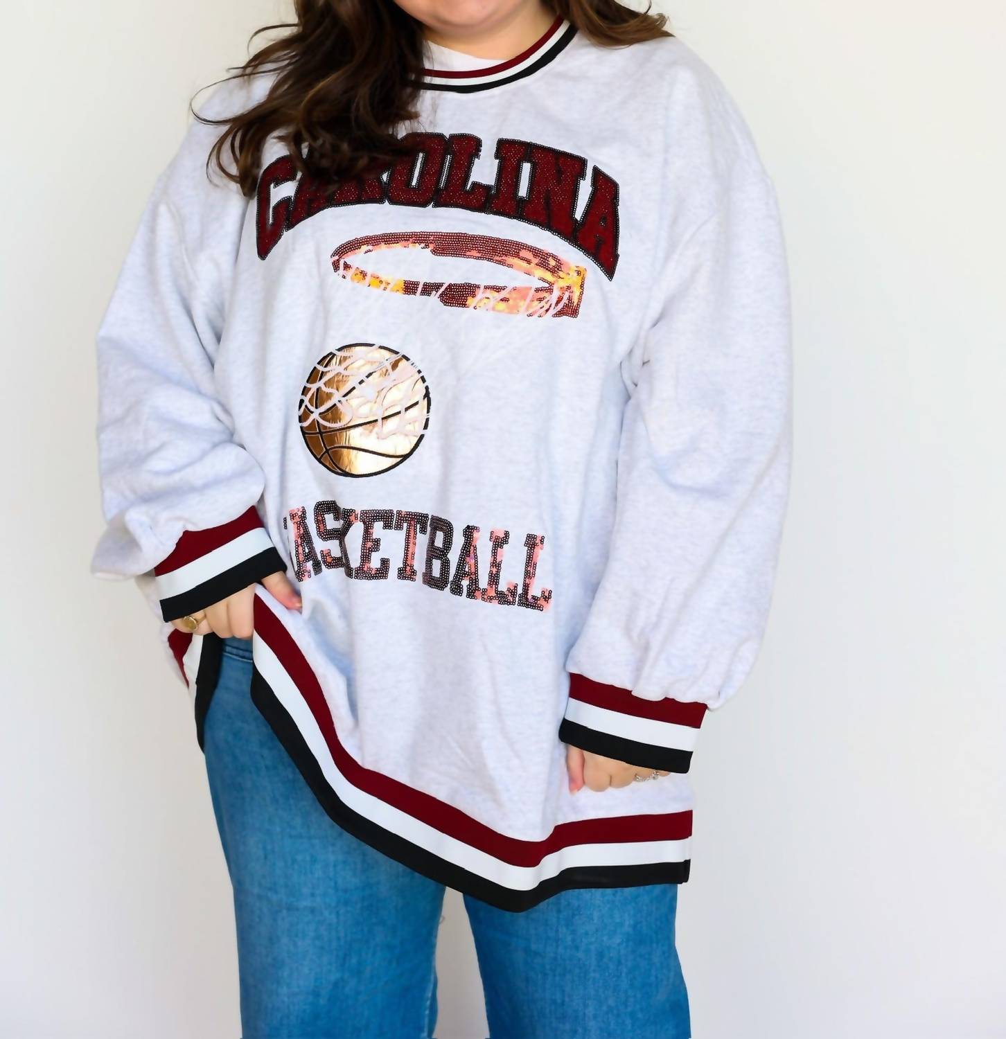 

Гранат и черная баскетбольная толстовка Каролины в сером цвете QUEEN OF SPARKLES