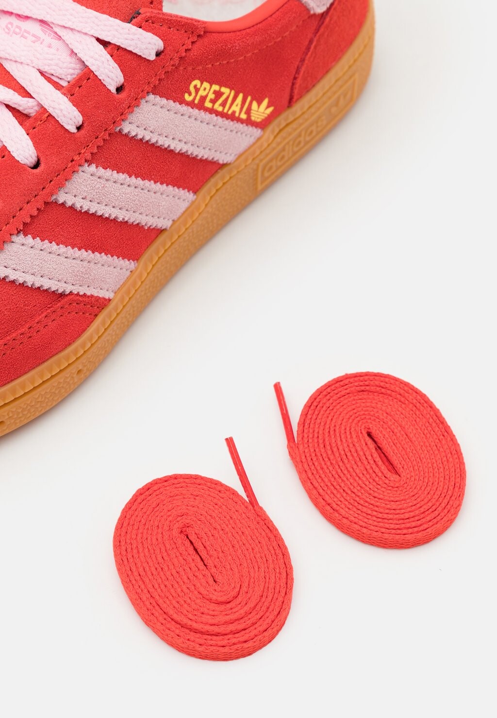Низкие кроссовки Handball Spezial Unisex adidas Originals, цвет bright red/clear pink — фото 4