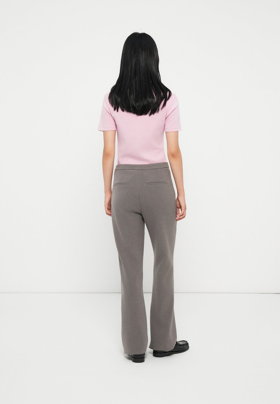 Брюки Tommy Hilfiger PUNTO KICK FLARE PANT, Heather Taupe/Camel — фото 3