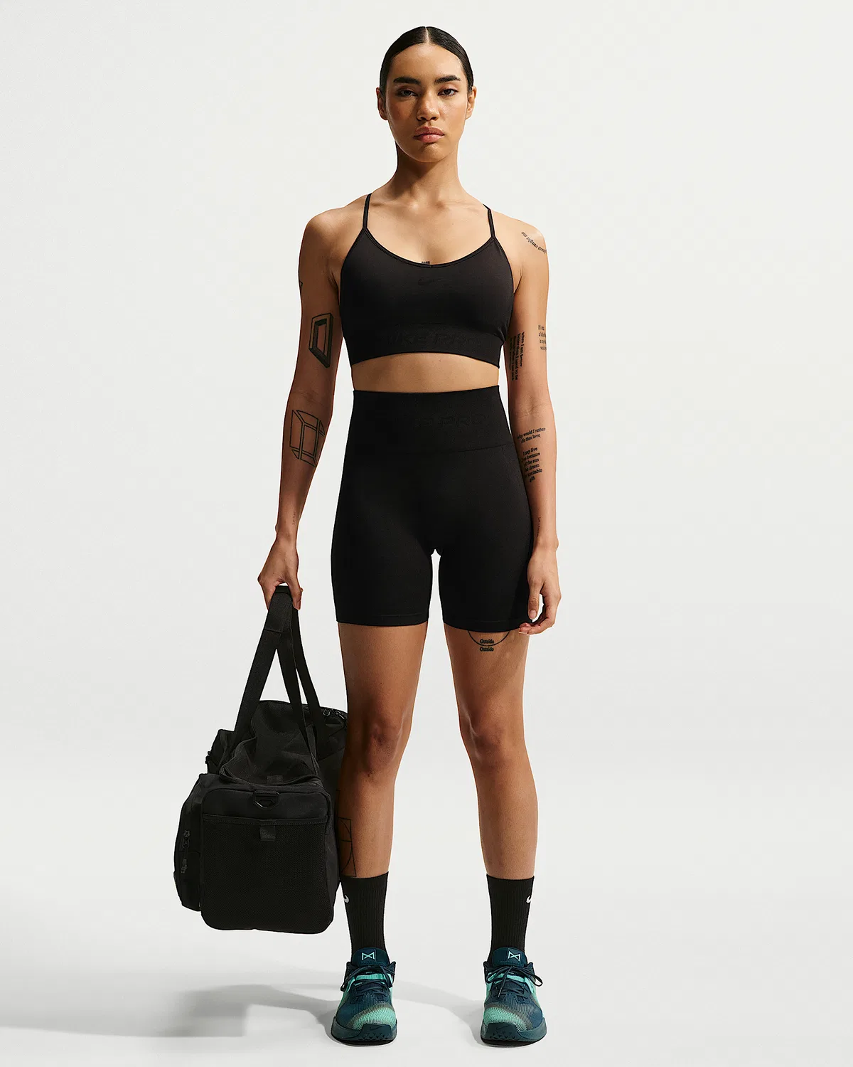 Женский спортивный бюстгальтер Nike Pro Seamless с легкой поддержкой и чашками, Black — фото 4