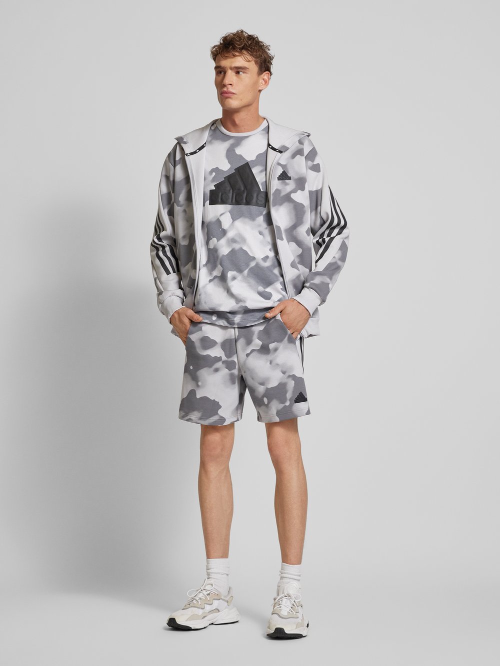 

Спортивные шорты классического кроя с этикеткой ADIDAS SPORTSWEAR, светло-серый