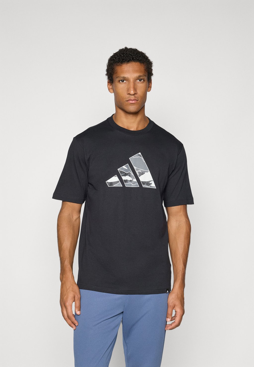 

Футболка с принтом CAMO LOGO Adidas Sportswear, черный