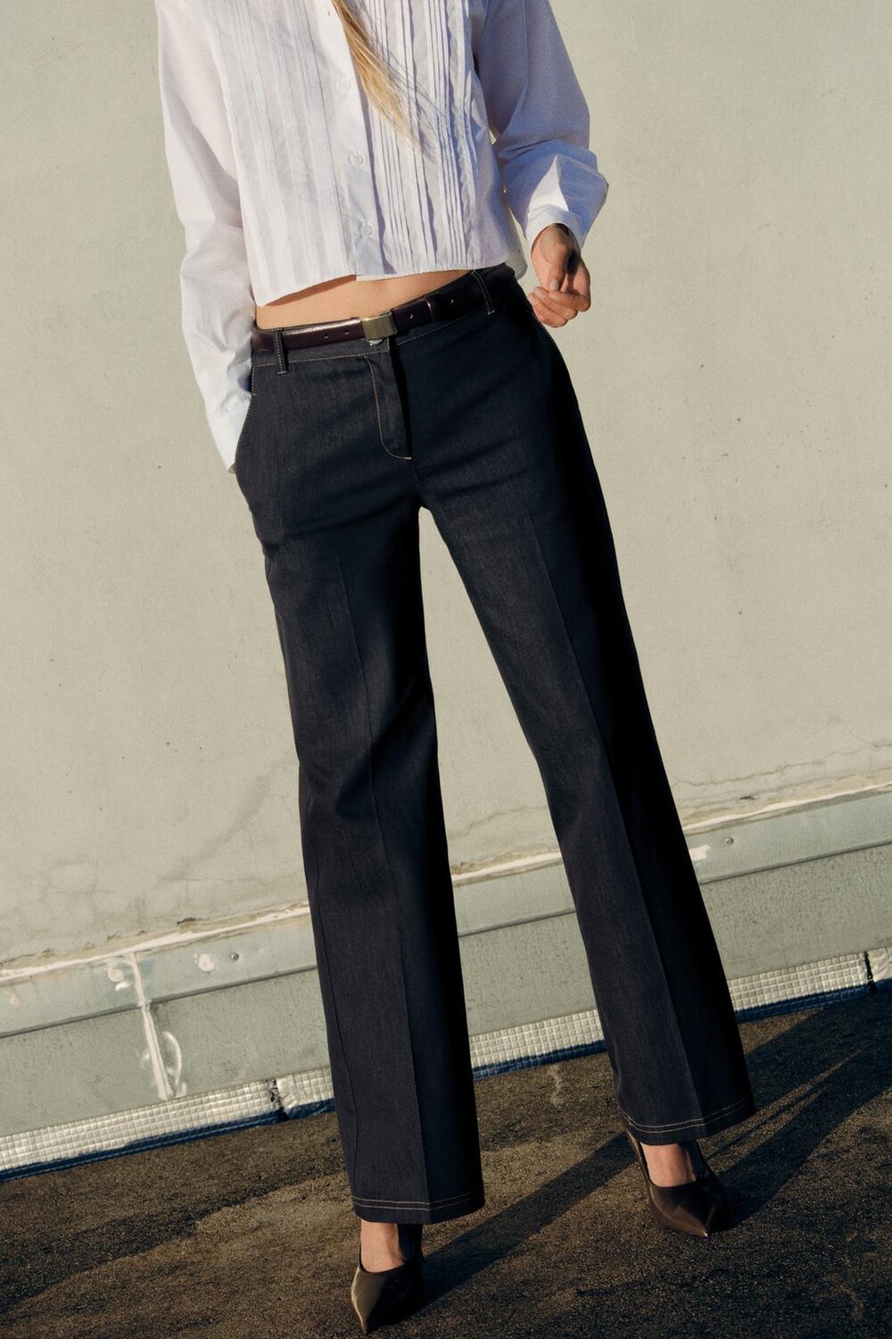 

Брюки bootcut с контрастной отстрочкой ZARA, индиго