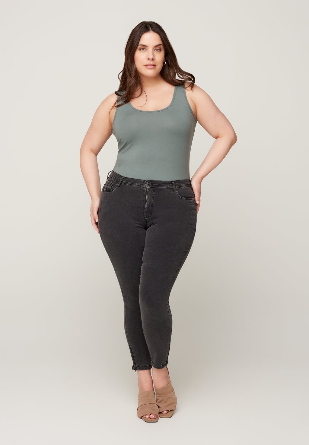 

Джинсы приталенного кроя Cropped Amy Jeans Mit Reißverschluss Zizzi, цвет grey