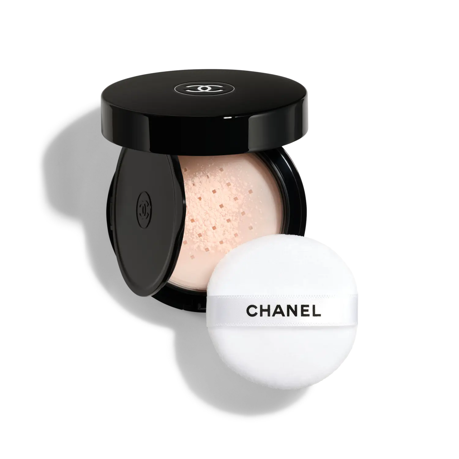 

Рассыпчатая пудра POUDRE UNIVERSELLE LIBRE с натуральным финишем, удобный формат для использования в дороге + сменный блок. CHANEL, 12 Light Medium