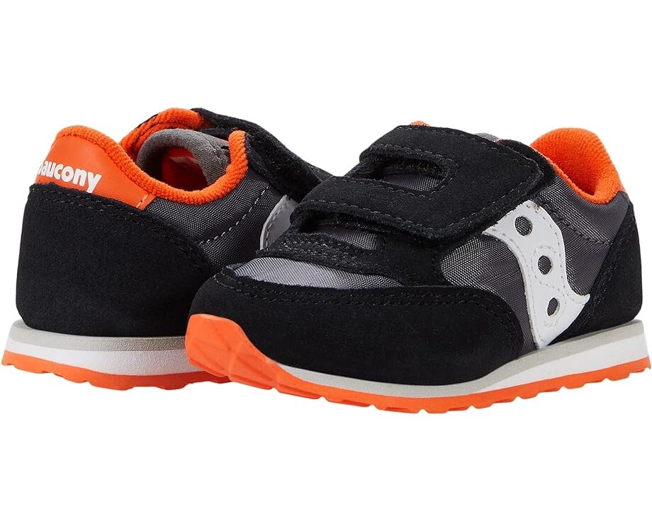 

Кроссовки Saucony Saucony Originals Kids Jazz Hook & Loop Sneaker(Toddler/Little Kid), цвет Black/Grey/Orange
