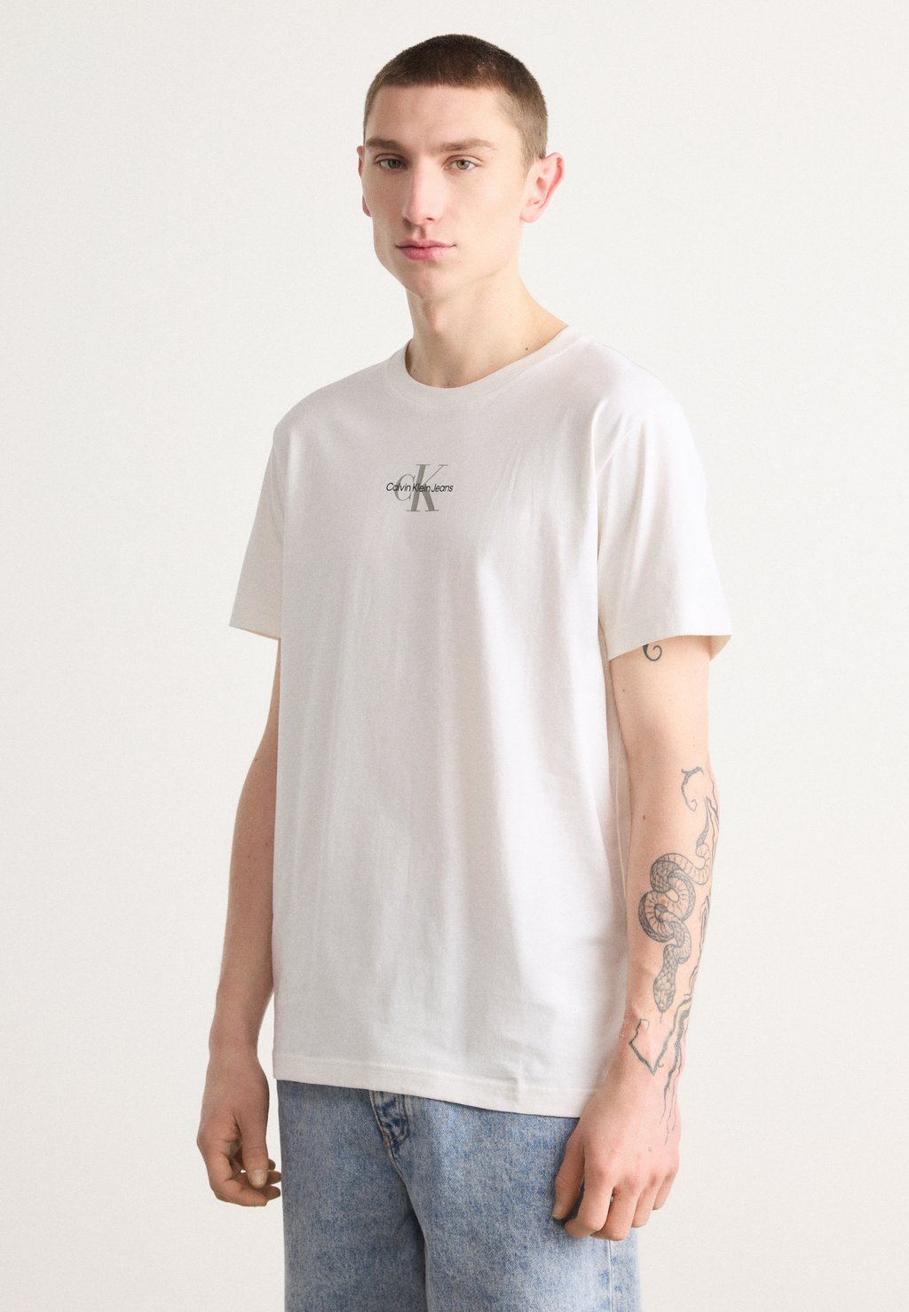 

Базовая футболка REGULAR TEE Calvin Klein Jeans, темно-синий