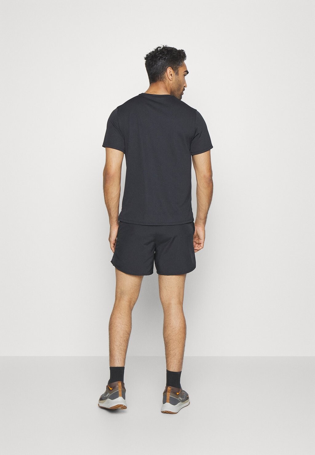 Спортивные шорты CHALLENGER SHORT Nike, черный/серебристый — фото 3
