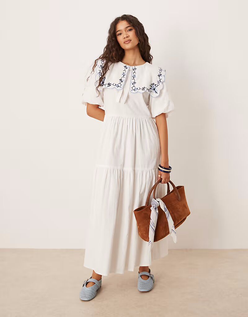 

Платье миди с рукавами-фонариками и вышивкой Neon Rose белого цвета