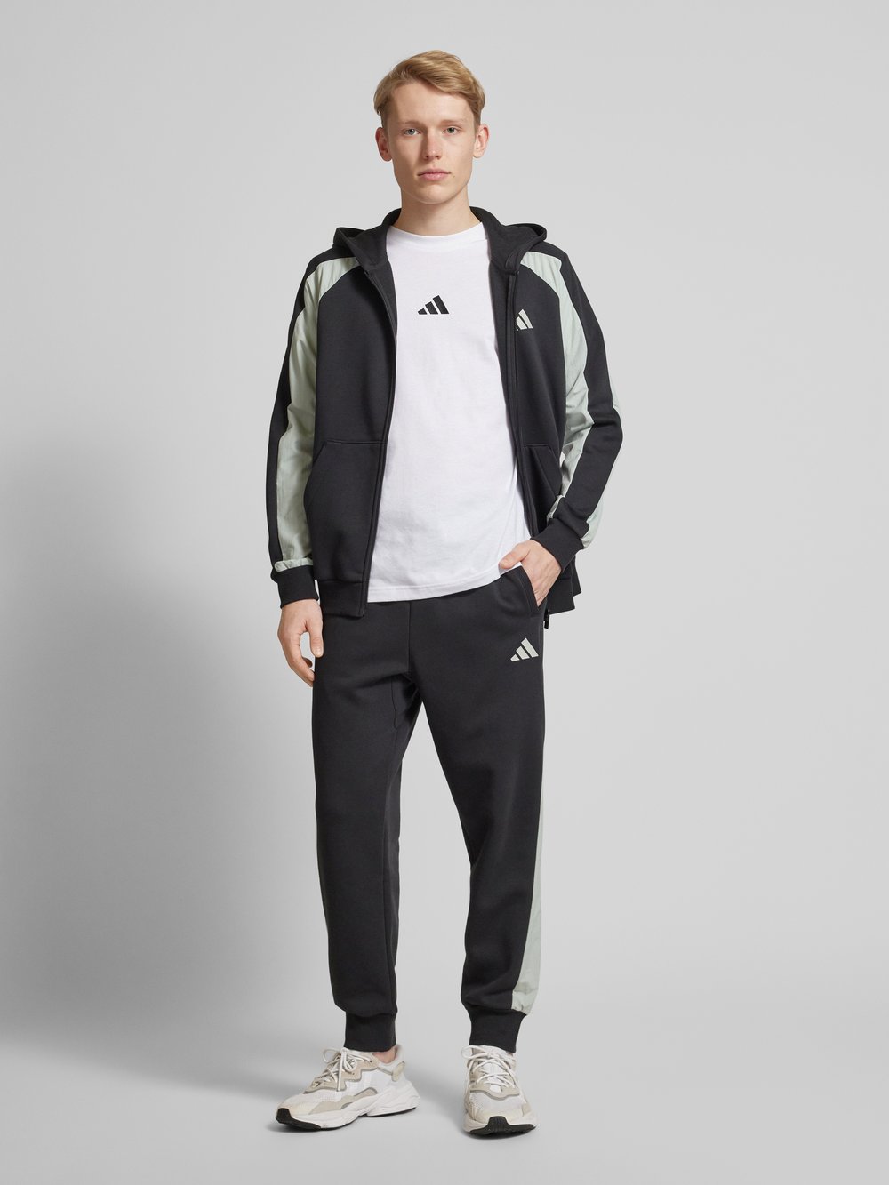 

Свободные спортивные брюки с логотипом ADIDAS SPORTSWEAR, черный