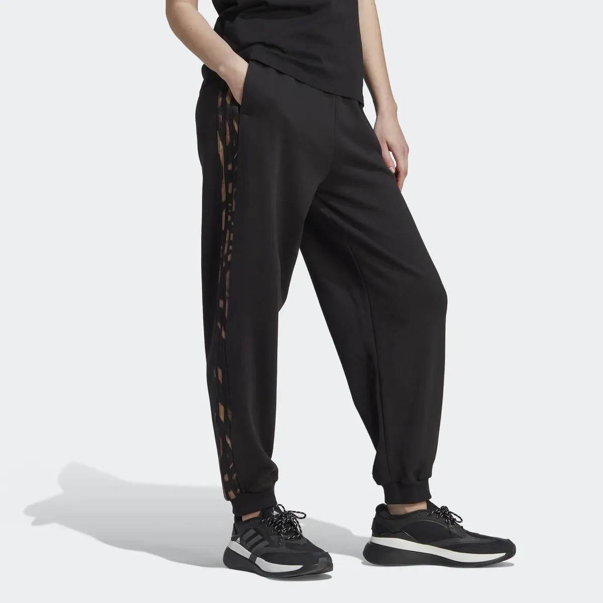 

Спортивные брюки Adidas Sportswear "VIBRANT PRINT 3 STRIPES PANTS" (1 шт.), черный