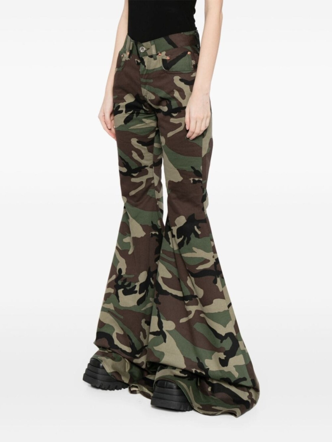 VETEMENTS расклешенные брюки с камуфляжным принтом, зеленый — фото 3
