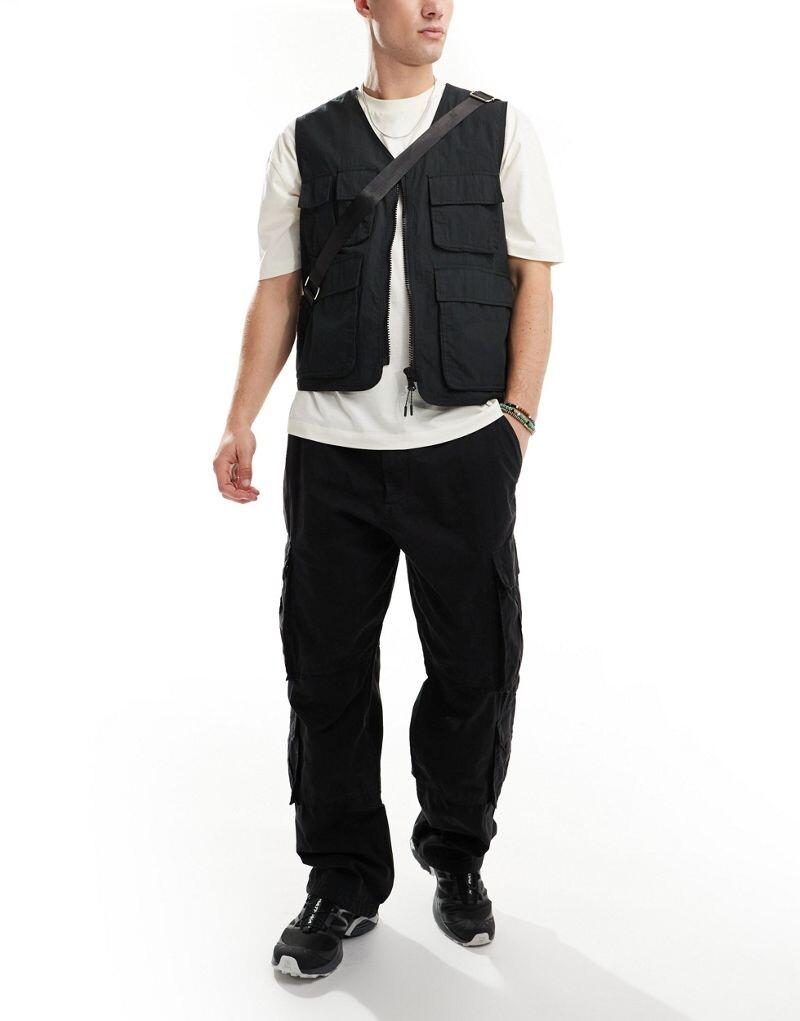 

Pull&Bear — черные брюки-карго с широким низом и множеством карманов