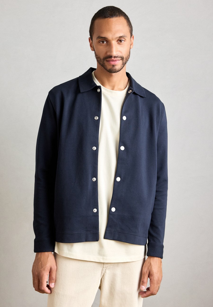 

Толстовка Marc O'Polo OVERSHIRT METAL BUTTONS SIDESEAM POCKETS, Dark Navy/Dark Blue