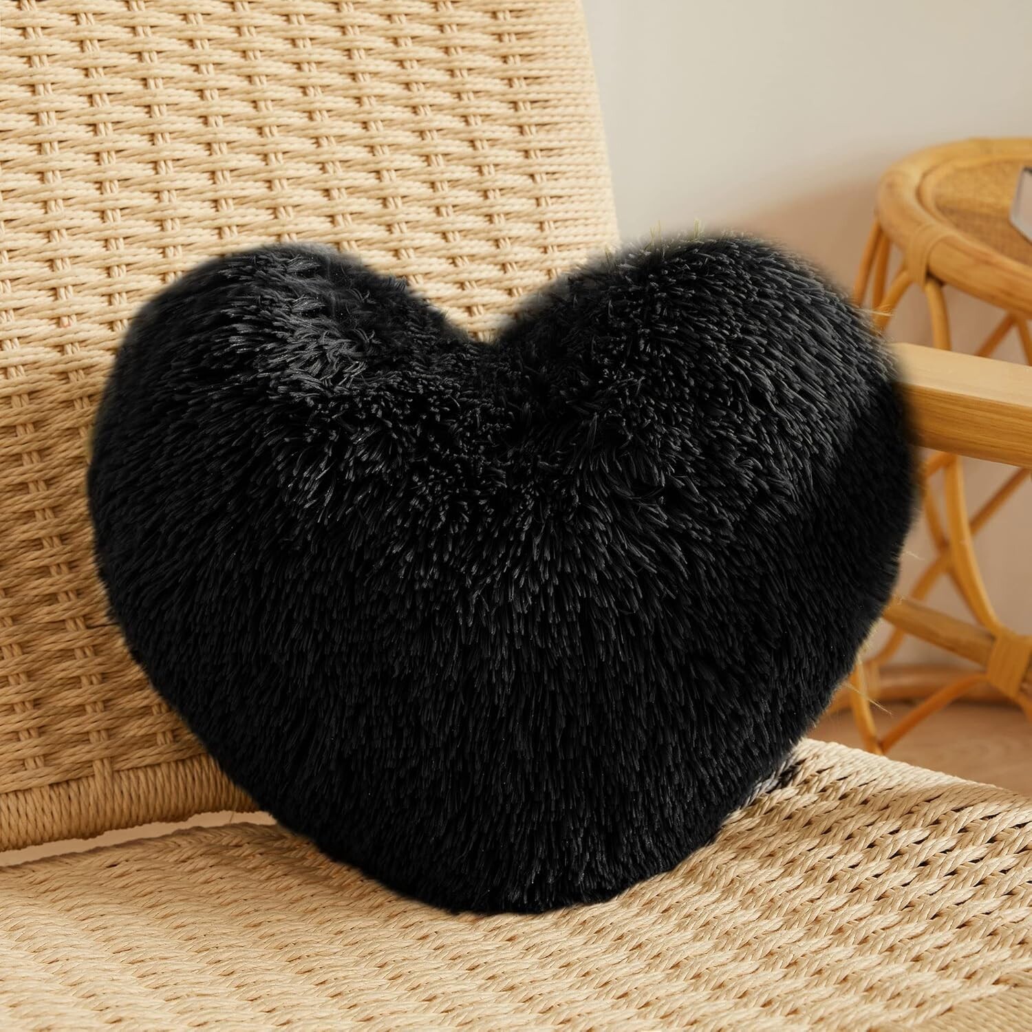 

Пушистая подушка в форме сердца MEGO, Black
