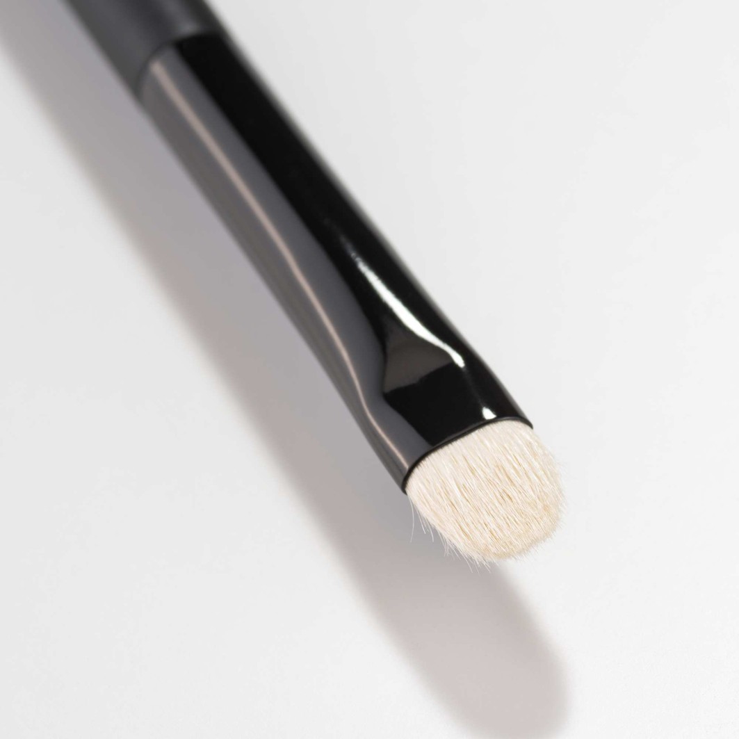 Кисть для теней all eye see is magic eyeshadow brush premium quality Artdeco, количество 1 шт. — фото 2