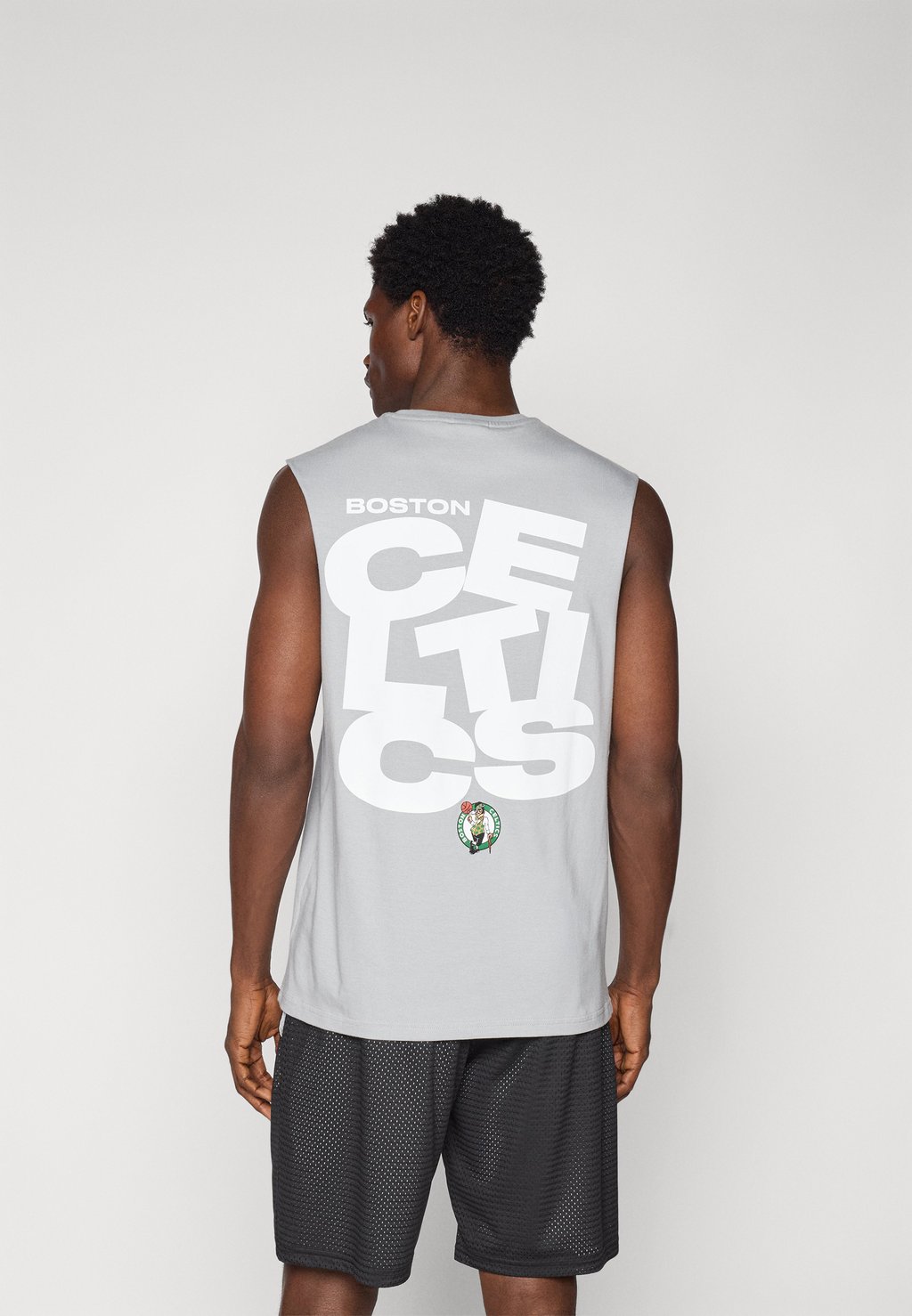 

Майка NBA BOSTON CELTICS GRAPHIC SLEEVELESS TEE - Club wear New Era, цвет Stone/White/Grey
