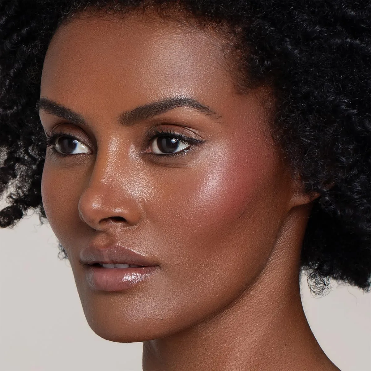 Kevyn Aucoin The Color Stick: Румяна для макияжа. Стойкие, легко наслаиваются, подходят для щек, носа, лба или глаз. Бархатистая текстура с сатиновым финишем. Сделано в Италии. 1 штука (1 шт.), Be Vivacious (medium to deep skin tones) — фото 3