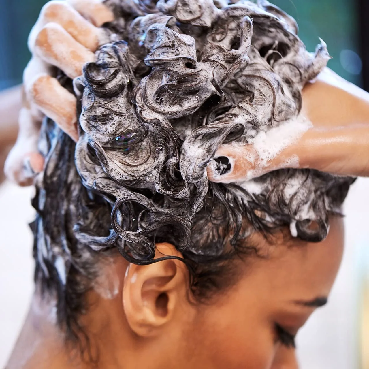 Шампунь для кудрявых волос UNITE Hair - BOING - Увлажняющее очищающее средство для бережного очищения, укрепления и защиты натуральных локонов - Для волнистых, кудрявых и вьющихся волос - 237 мл — фото 4