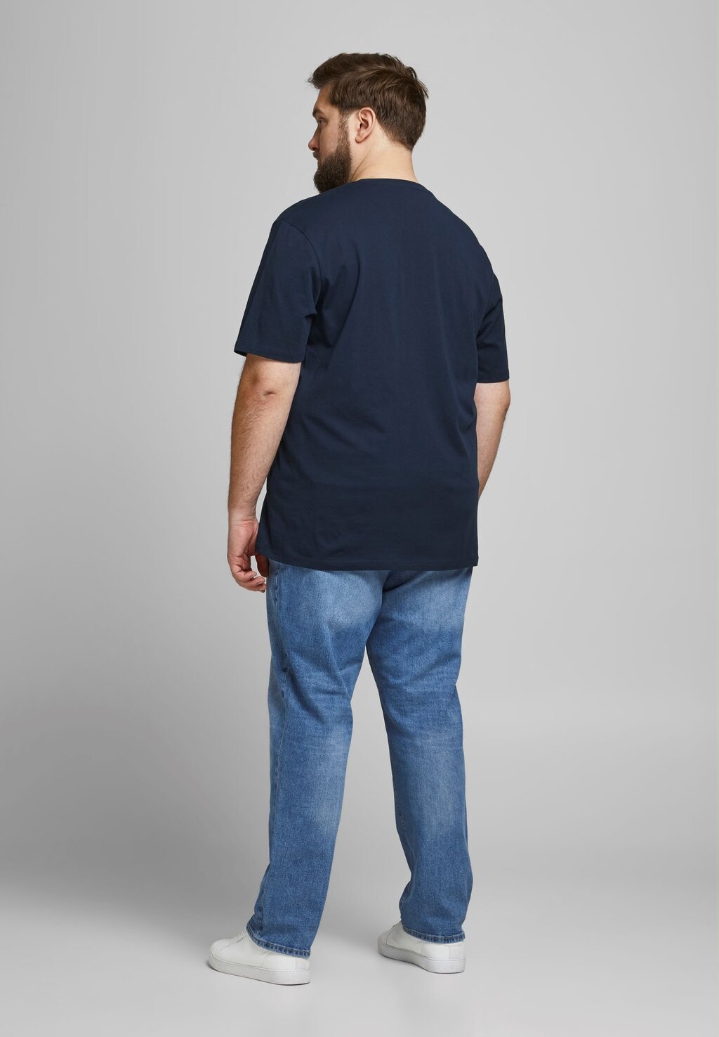 футболка с принтом JJECORP LOGO TEE CREW NECK Jack & Jones, темно-синий пиджак — фото 3