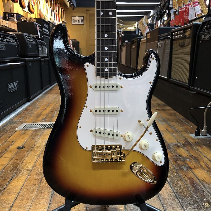 

Электрогитара Fender Custom Shop Limited Edition '65 Stratocaster Deluxe Closet Classic Electric Guitar 3-Color Sunburst w/Hard Case