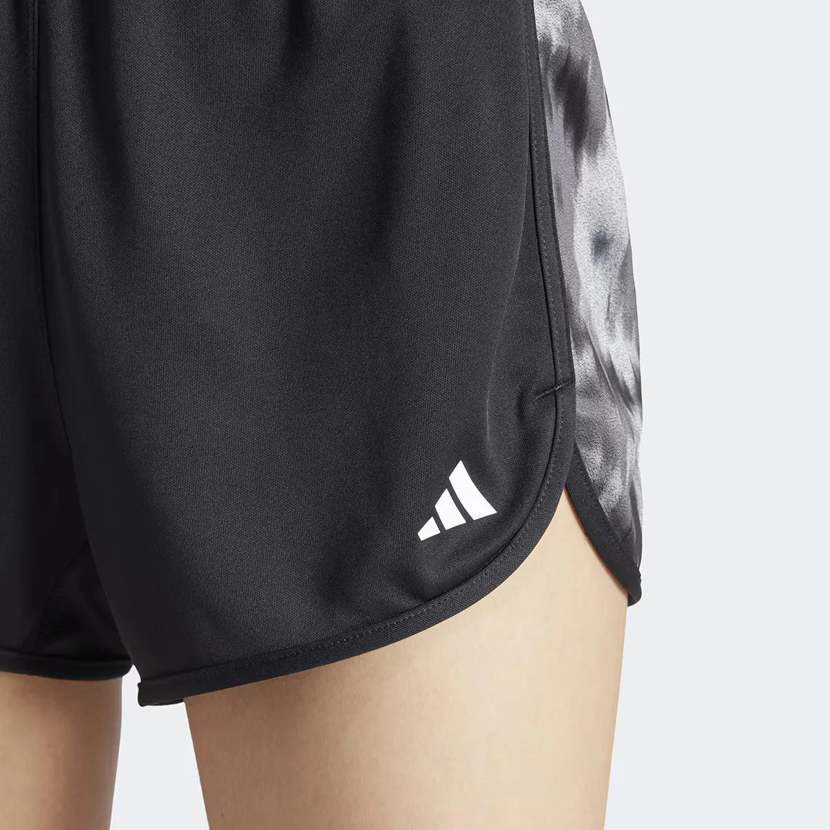 Женские шорты Adidas Pacer Training Essentials с цветочным принтом и принтом тай-дай, черный — фото 3