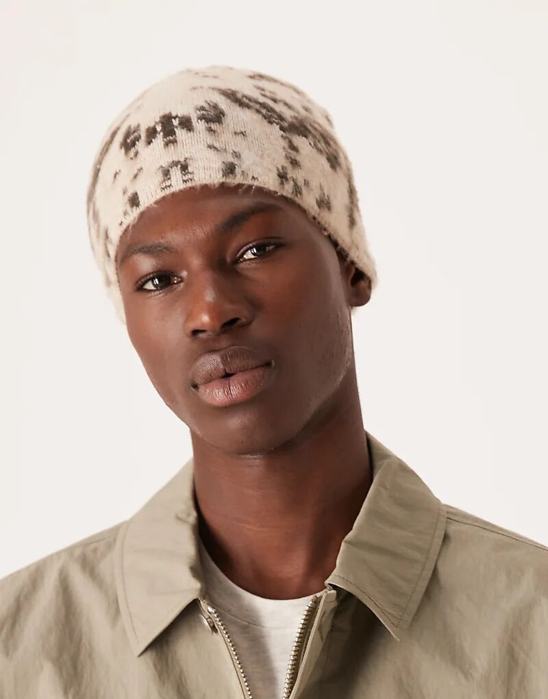 

Вязаная шапка-бини с принтом коровы ASOS DESIGN цвета «камень»