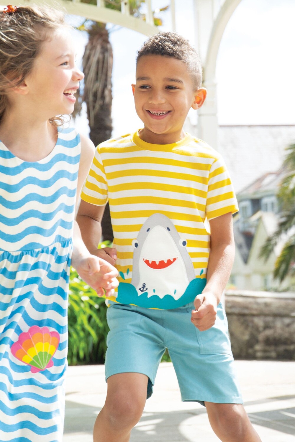 

Желтая футболка с аппликацией акулы Frugi, желтый