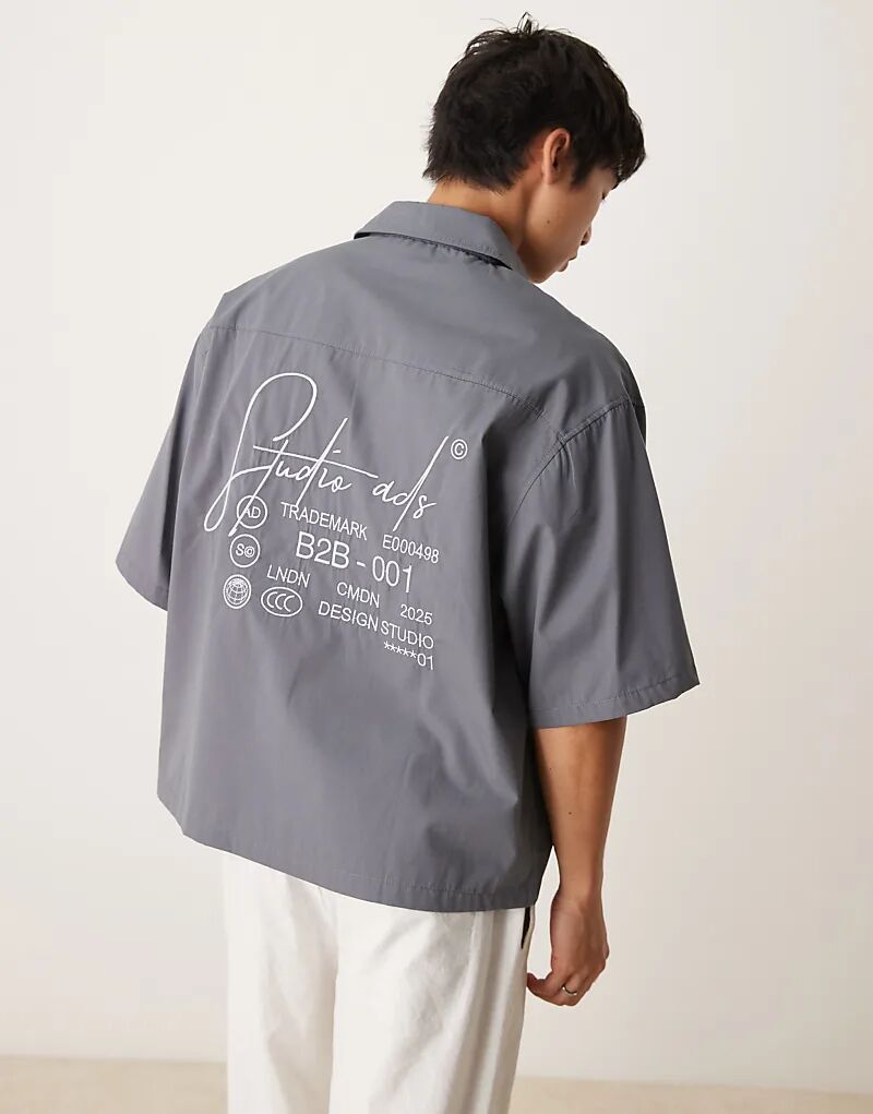 

Рубашка свободного кроя с короткими рукавами и вышивкой ASOS DESIGN темно-серого цвета