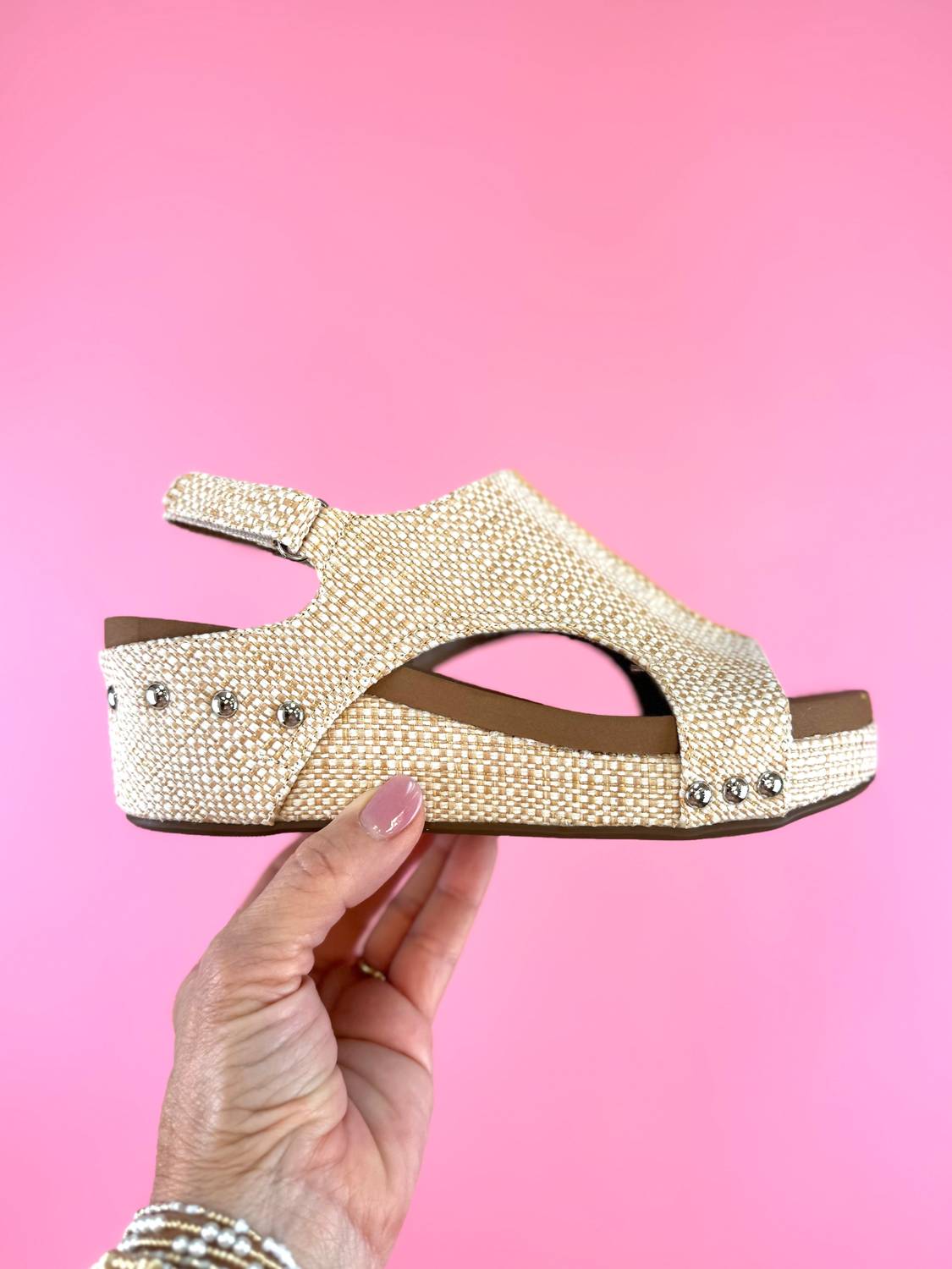 Женские сандалии Volta II на клиновой подошве из рафии в бежевом цвете Corkys Footwear