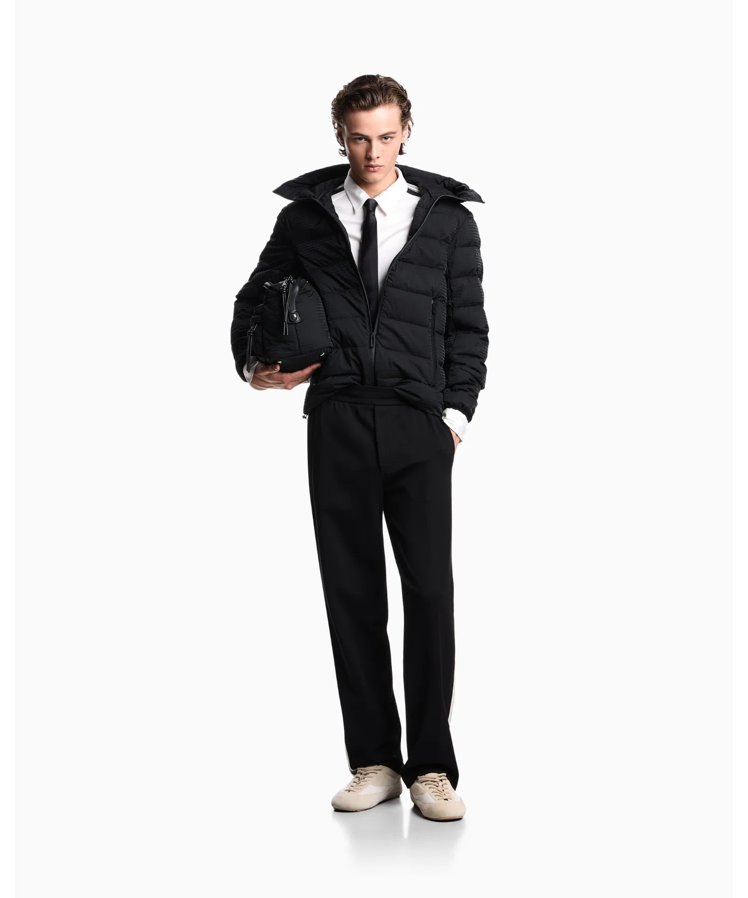 【Emporio Armani】Пуховая куртка с капюшоном, нейлоновая стеганая подкладка, жаккардовая надпись с логотипом