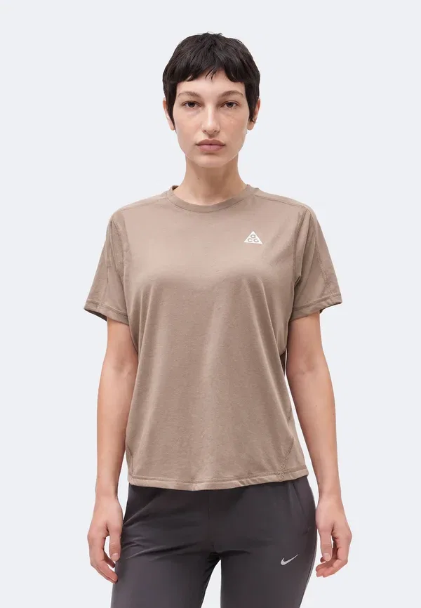 Футболка спортивная Nike Acg, цвет норковая коричневая/вершинный белый
