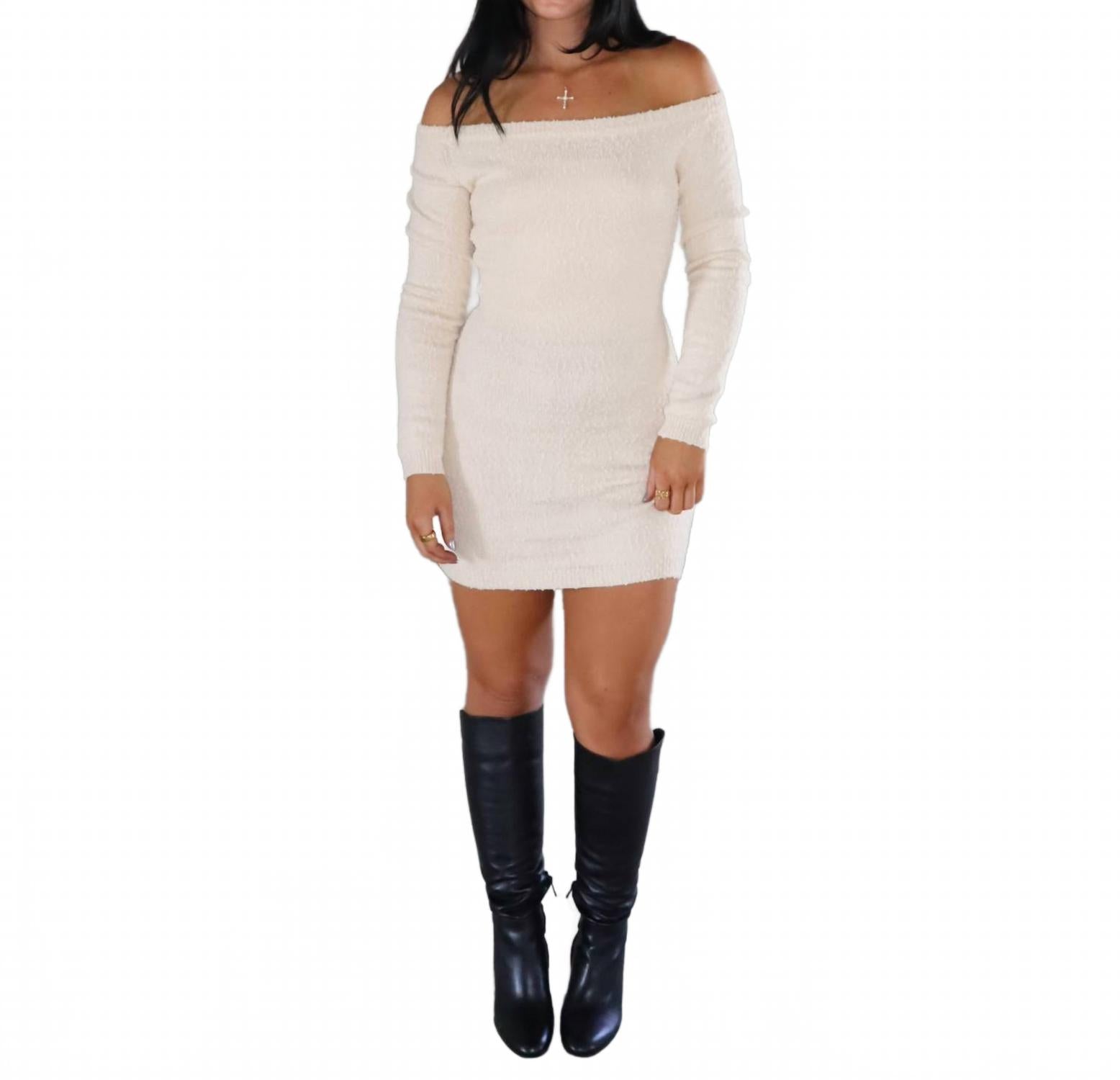 

Трикотажное мини-платье с открытыми плечами и длинными рукавами белого цвета Act Pretty, белый