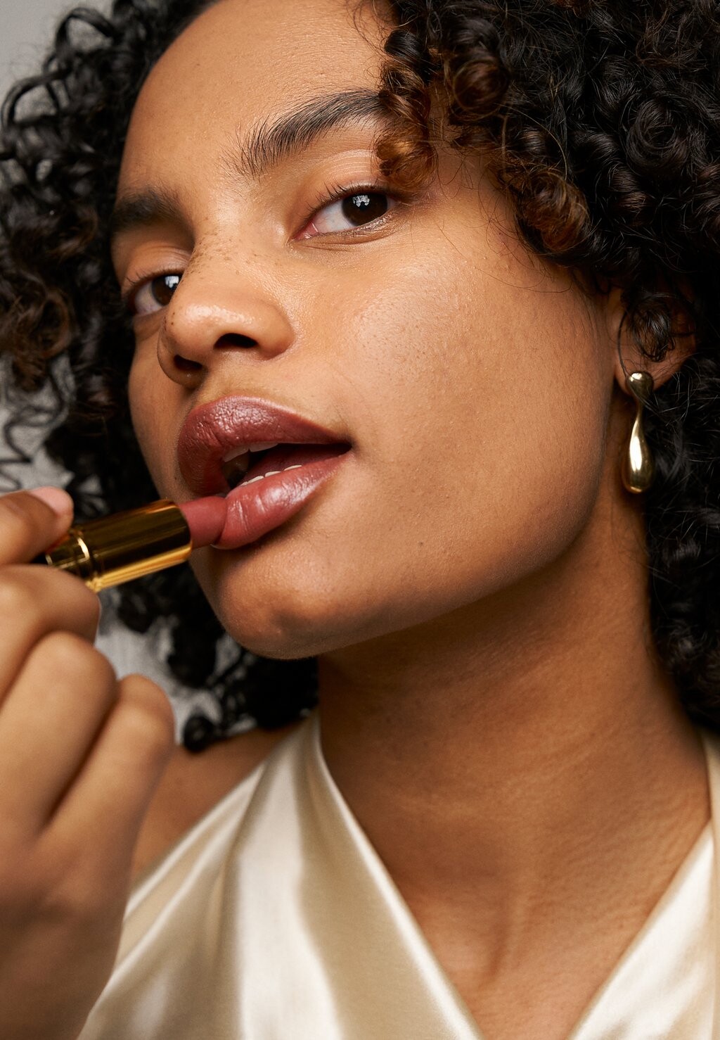 

Губная помада Rouge À Lèvres Superlustrous Revlon, цвет 245 smoky rose