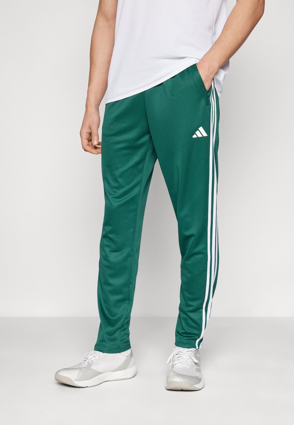 

Спортивные брюки TRAIN ESSENTIALS 3-STRIPES adidas Performance, зеленый