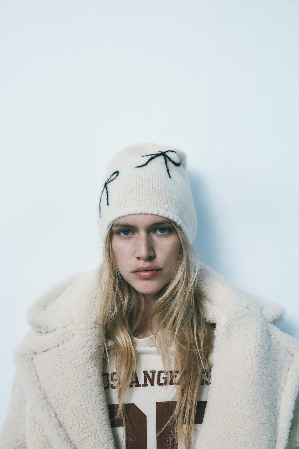

Шапка крупной тряски с бантиками ZARA, экрю