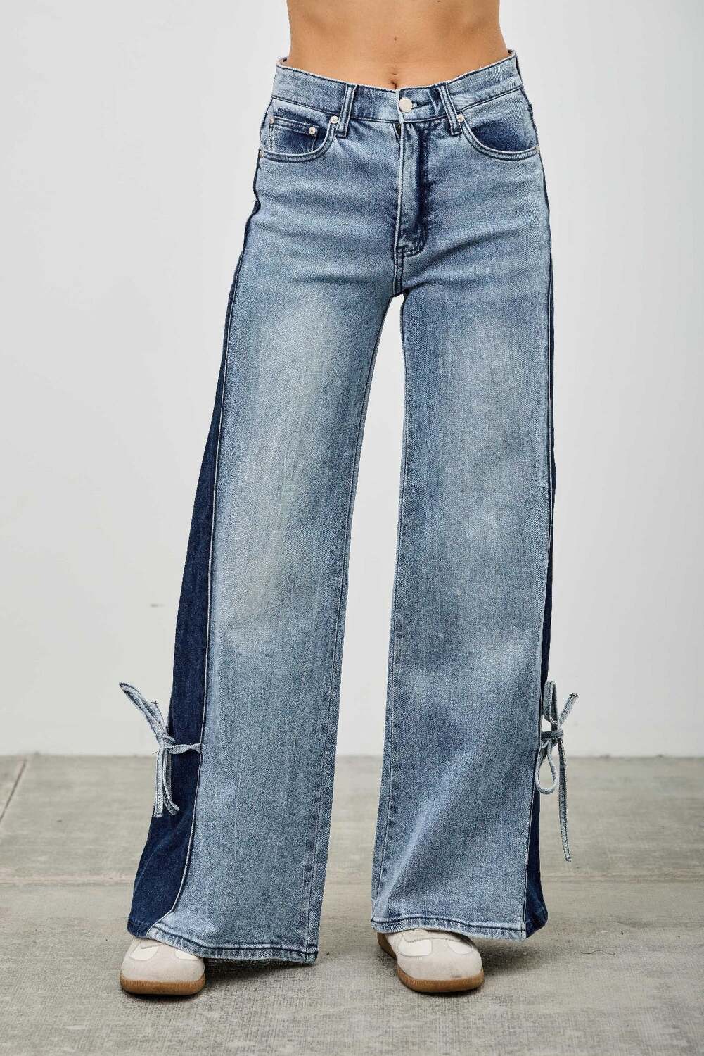 

Высокая посадка, контрастные широкие штанины с завязками на ленте TRUEDAMES, средне-светло-голубой