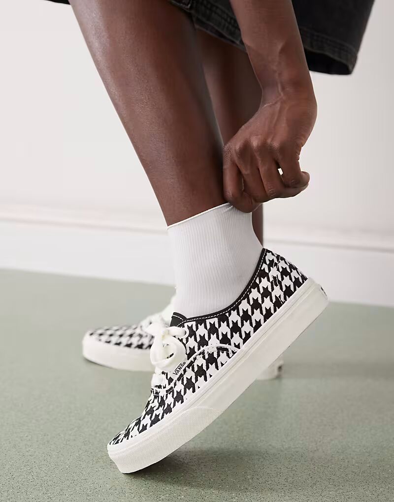 Кроссовки Vans Authentic с вышитым рисунком «гусиная лапка» и крупными шнурками белого и черного цветов — фото 3