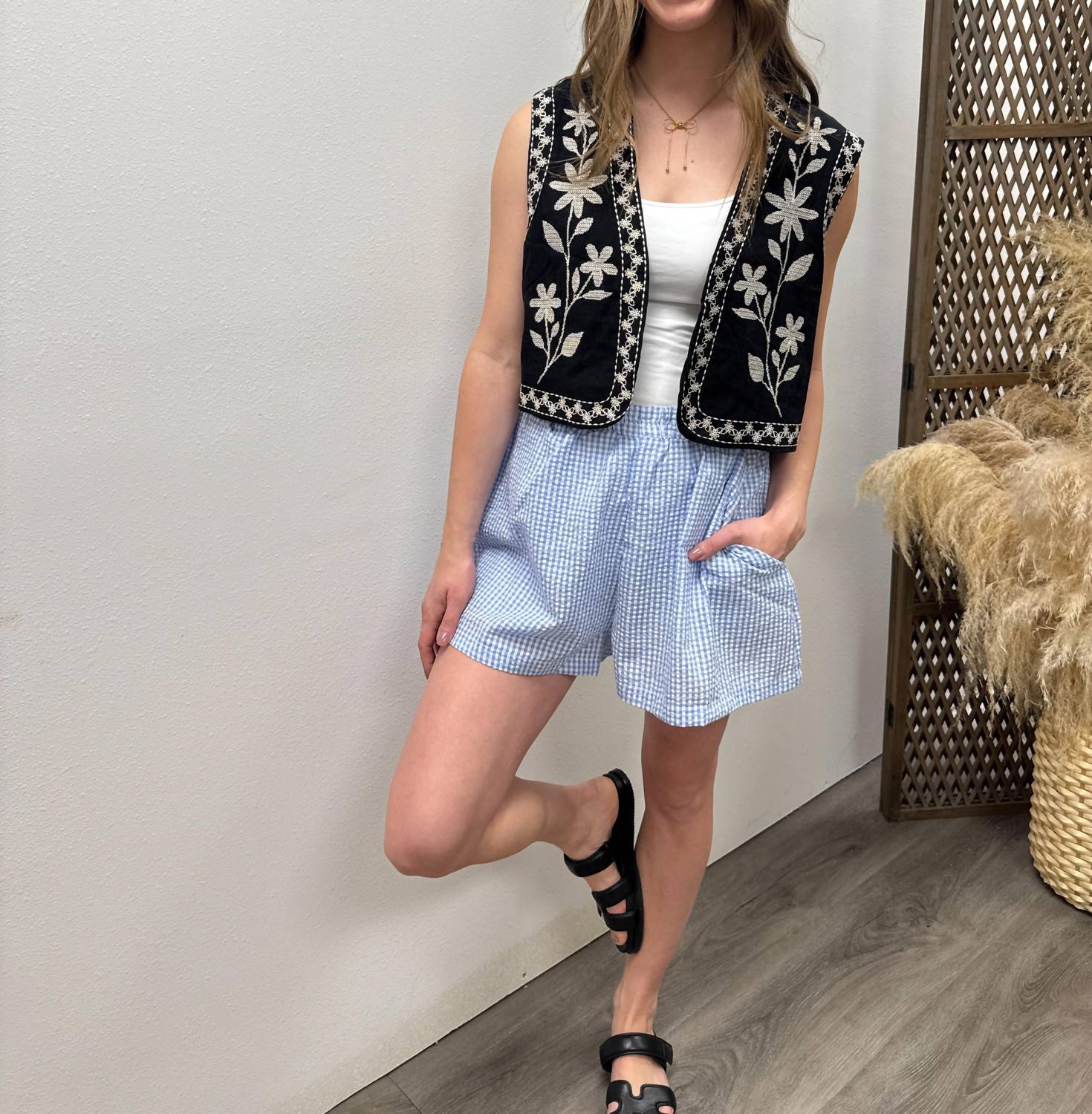 

Вышитый жилет на пуговицах в черном цвете Mustard Seed