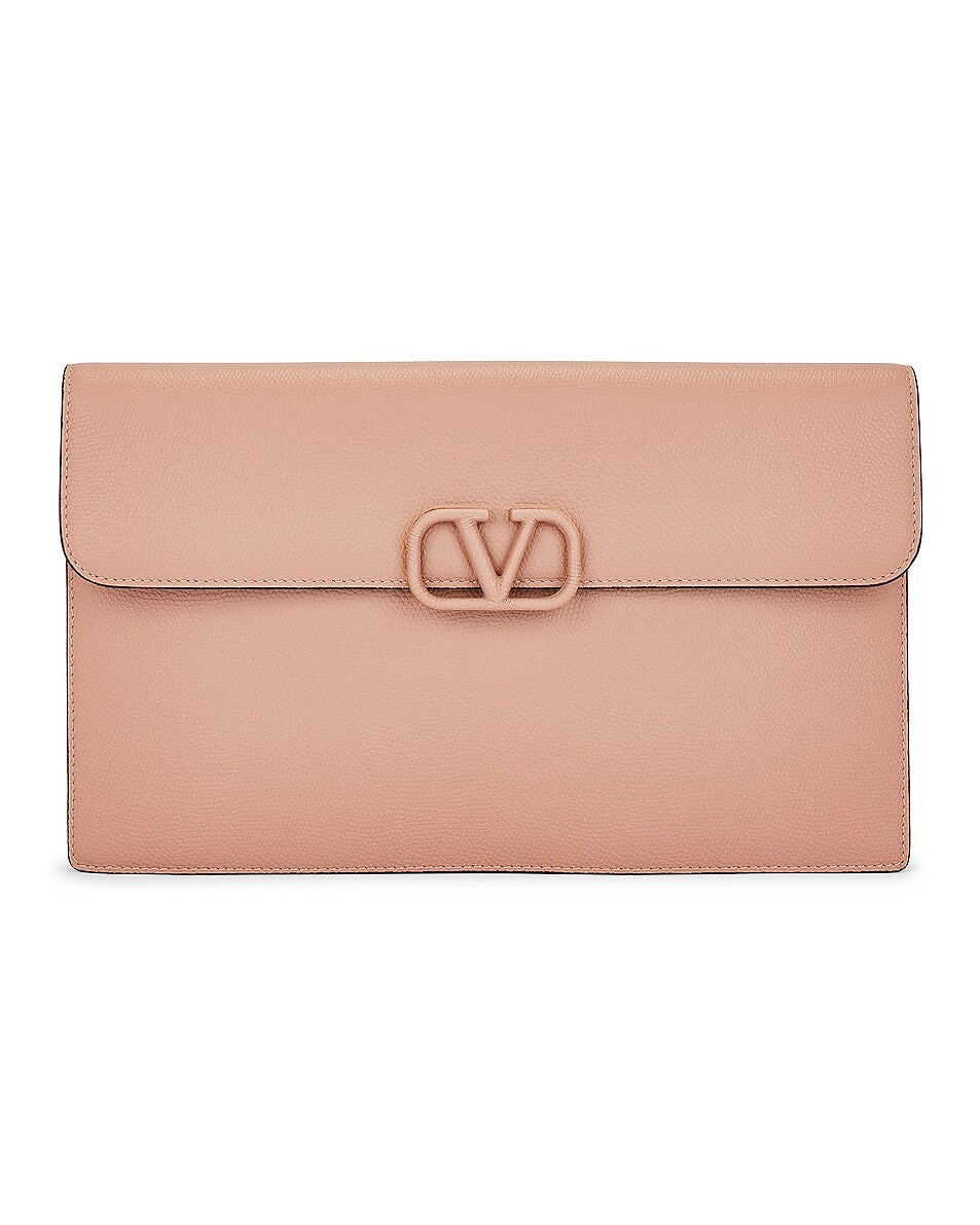 

Сумка-клатч Valentino Garavani V Logo Signature Large Flat Pouch, цвет Rose Cannelle