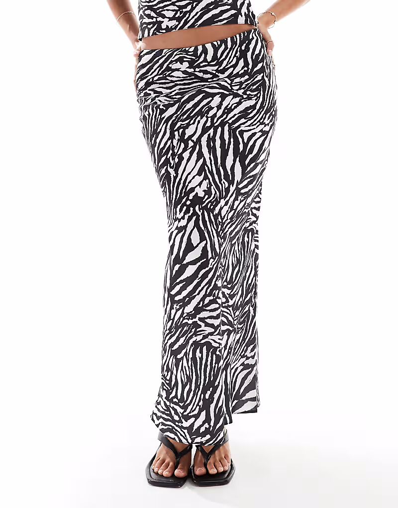 

Мягкая на ощупь юбка макси с принтом зебры Asos Design