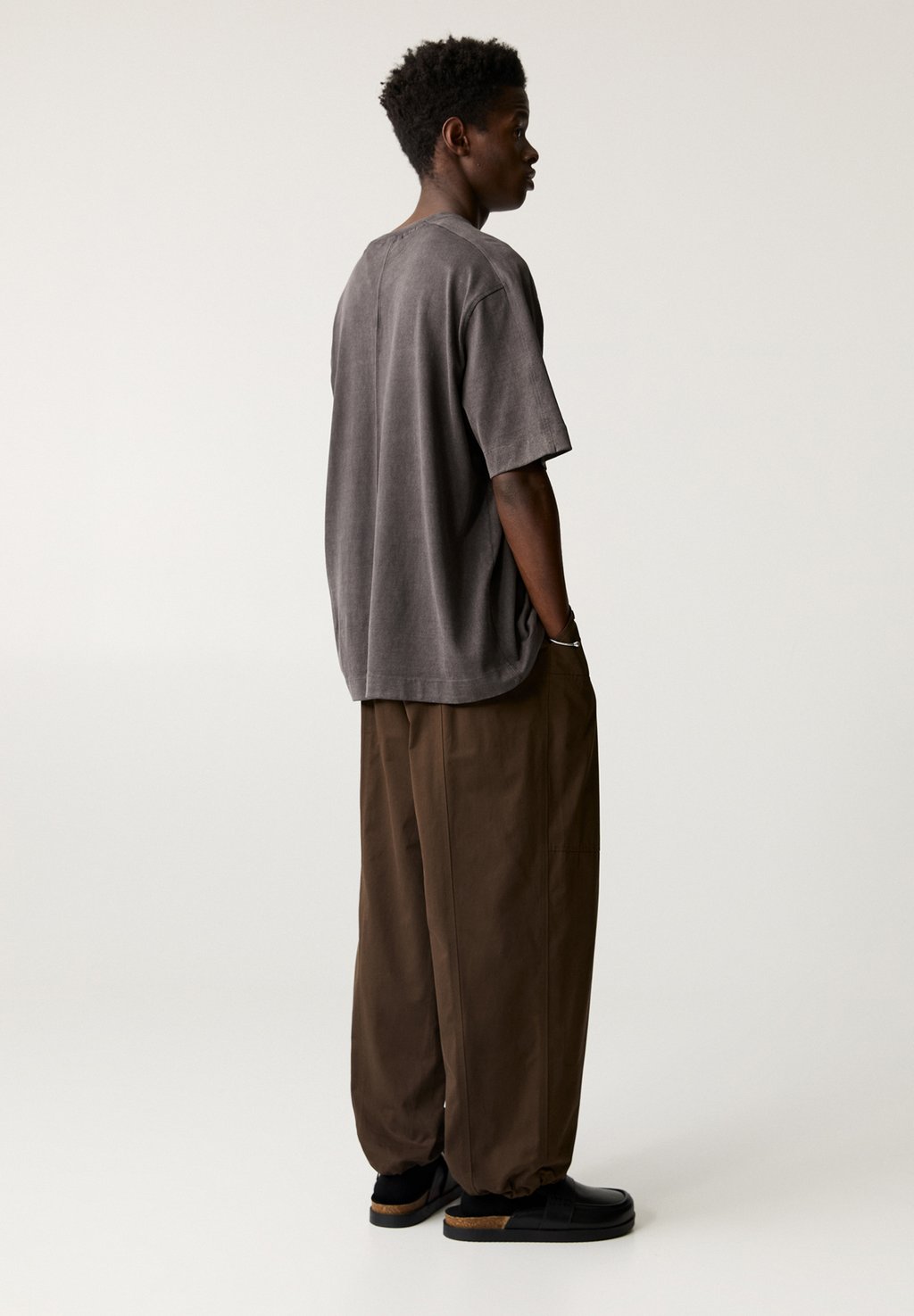 

Базовая футболка BOXY FIT WITH POCKET DETAIL PULL&BEAR, черный