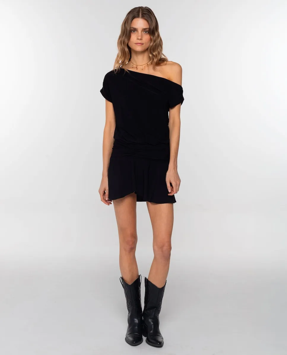 

Асимметричное короткое платье с сборками в черном цвете The-Are