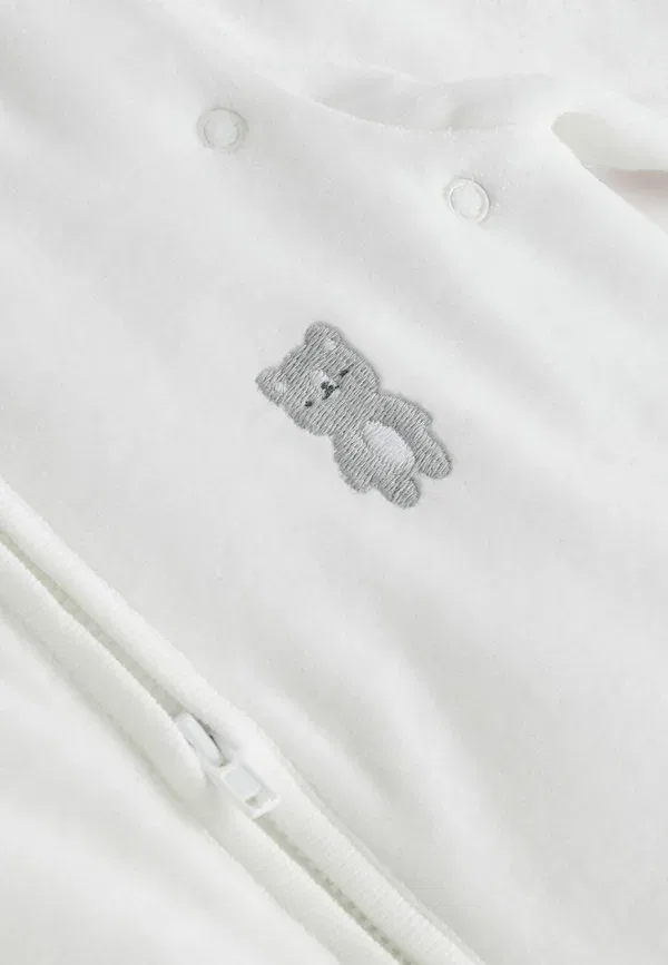 Комбинезон для сна Regular fit 2.5 tog removable sleeve sleep suit Next, белый велюр с медведем — фото 3