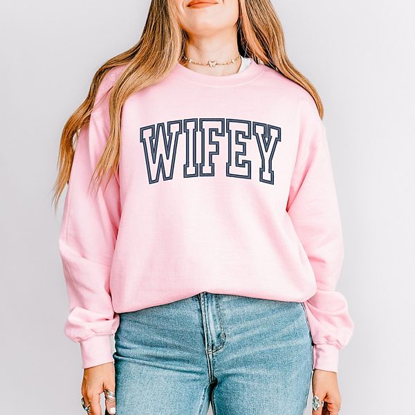 

Вышитый свитшот varsity с надписью wifey Simply Sage Market, Light Pink